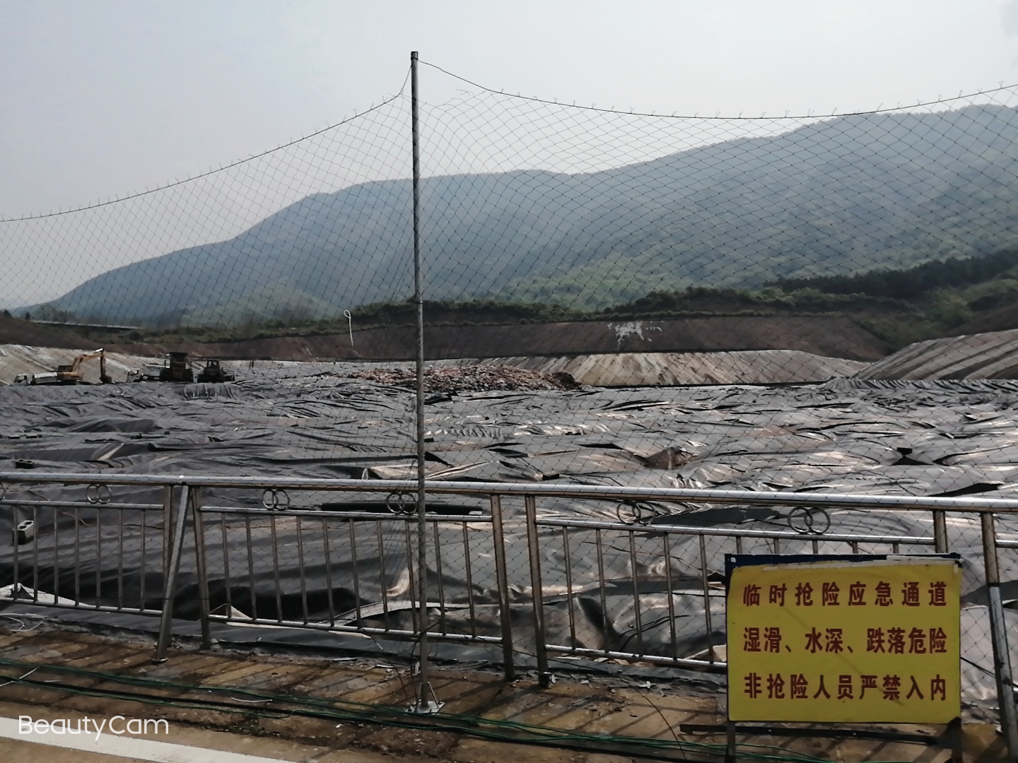 城市垃圾滲濾液的傳統處理方法包括生化法和物理化學法，物理化學法由于處理效果不是很理想而很難得到實際應用，生化法更因為垃圾滲濾液的可生化性低而沒有很好的處理效果。 